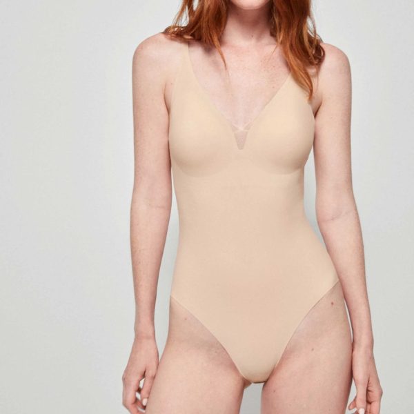 Body Gisela 1/10025U, Body envolvente con acabados termofusionados, efecto invisible sin aro y con copas extraíbles. Detalle de encaje en escote que no marca y tirantes laminados y ajustables.